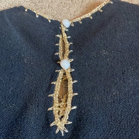 Vintage top with chain and pearl neckline - Picture 4 of 7